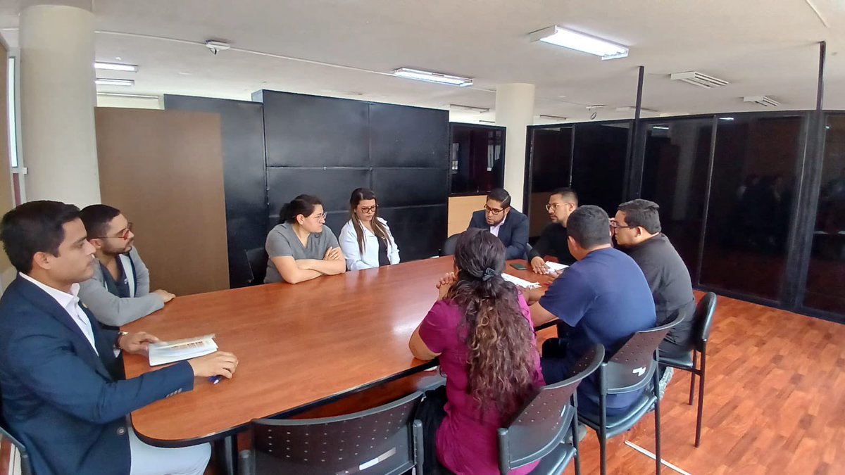 crisdavtorres's tweet photo. Preocupados por el sector de posgradistas en salud, articulamos con Gobierno, MSP y MEF para el pago inmediato de los Becarios en salud, por ello en conjunto con representantes becarios de salud gestionamos una hoja de ruta para cumplir con los pagos desde esta Cartera de Estado https://t.co/79mXFGuf7D