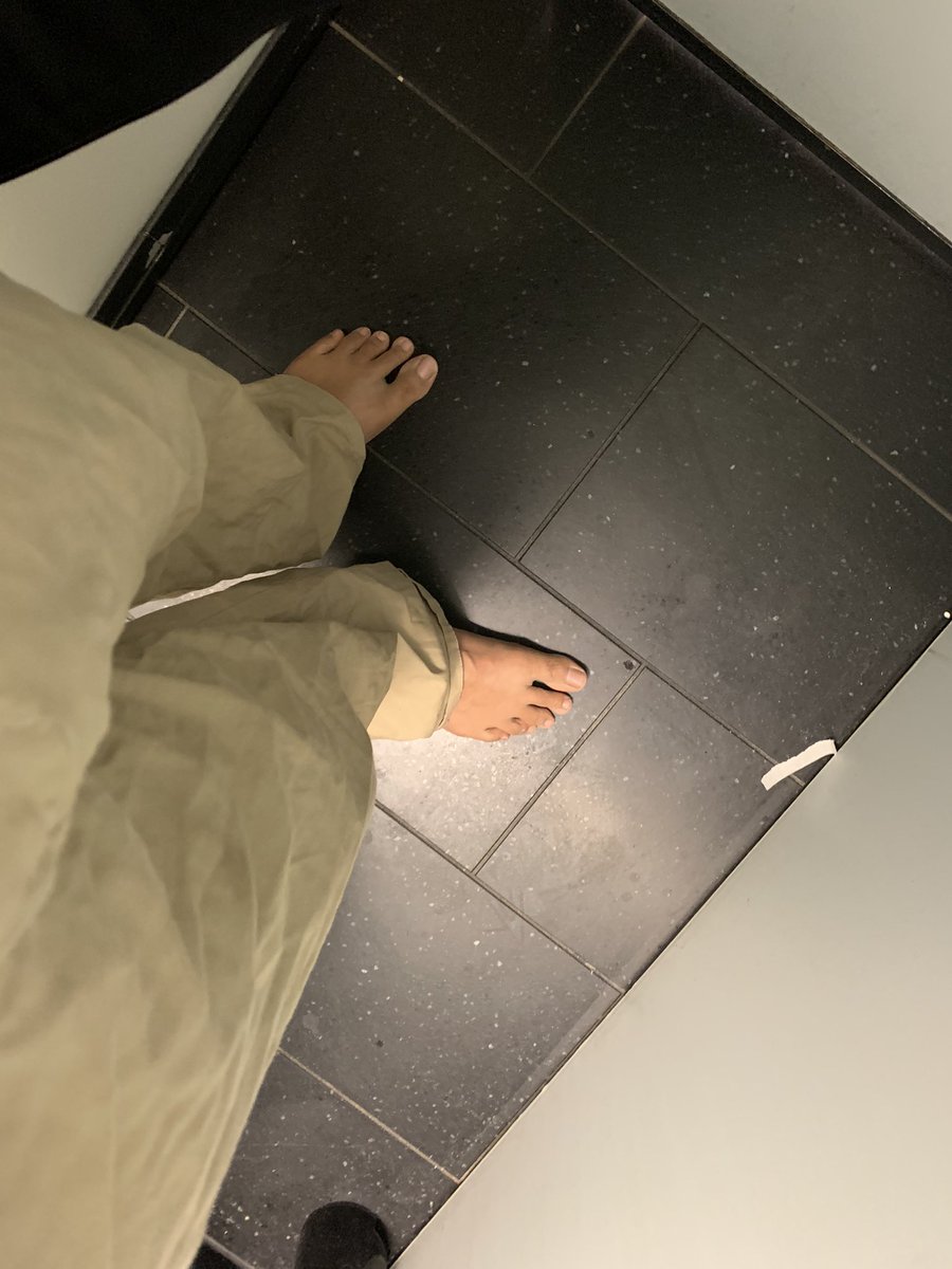 hadashidaisuk's tweet photo. 私は先週ヨーロッパで四日間連続靴履かずに旅行しました。飛行機でビルケンを履いてたけど、早速ウィーンの入国手続きが済ませたら、トイレを探して靴を脱ぎました。最初はトイレから裸足で出るのが怖くて、数分掛けて勇気を出してトイレから出ました。 https://t.co/GNDYWD5pcf