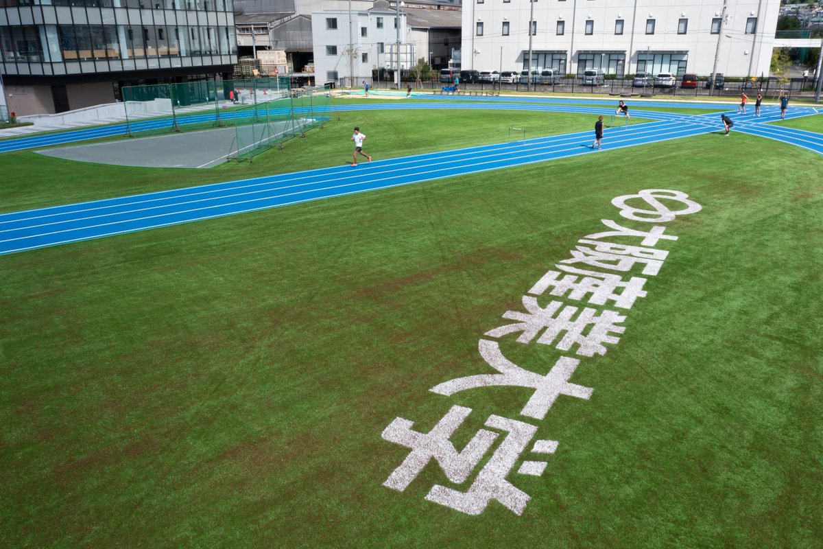 osu_daisandai's tweet photo. ／
南キャンパスグラウンド完成‼️
＼

2023年に完成した学生会館の前に、
新たにグラウンドが完成しました✨

広々とした200メートルトラックは、
スピードを追求するランナーや
アスリートにとって理想的な場所です🏃

#大阪産業大学 #キャンパス
#部活 #陸上 https://t.co/Z8XrqTXIX6