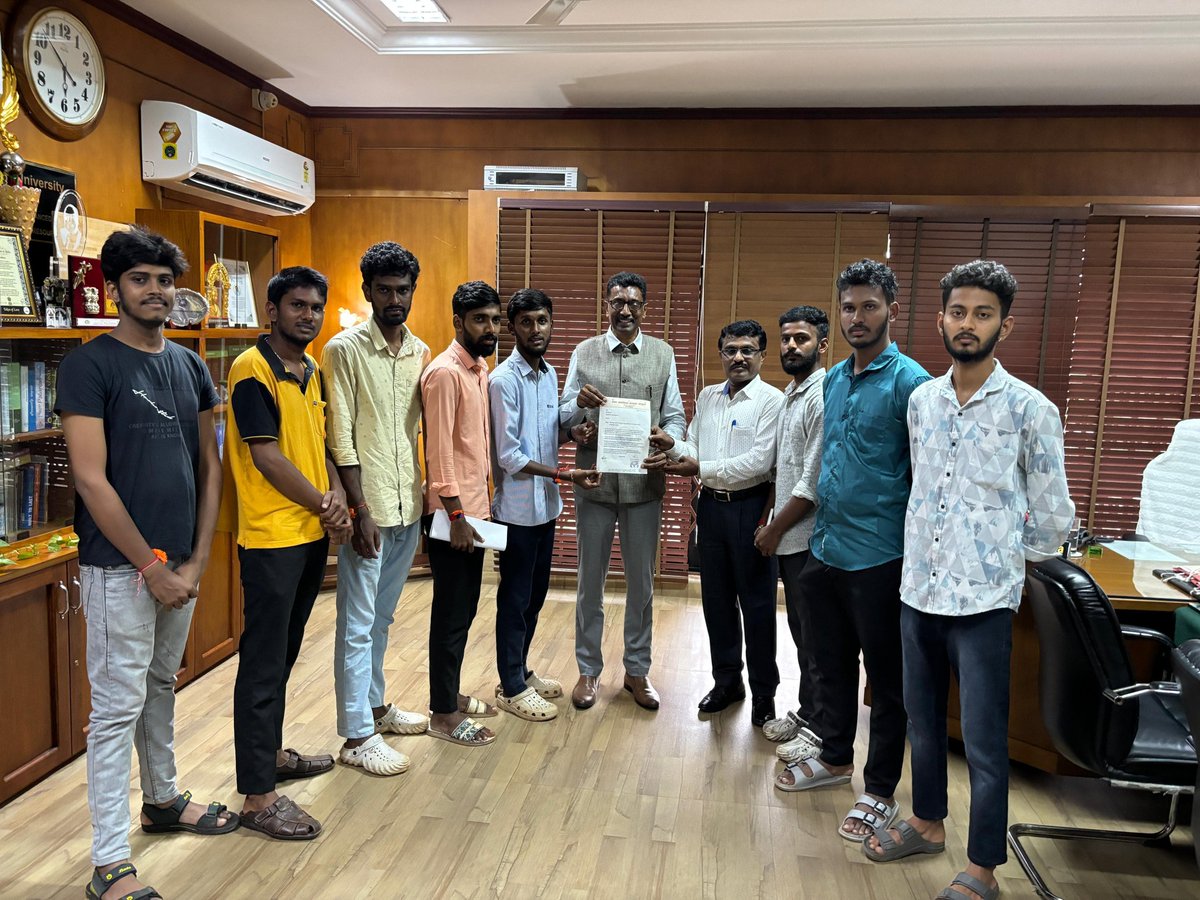 ಅಖಿಲ ಭಾರತೀಯ ವಿದ್ಯಾರ್ಥಿ ಪರಿಷತ್ ಮಂಗಳೂರು ವತಿಯಿಂದ ಮಂಗಳೂರು ವಿಶ್ವವಿದ್ಯಾನಿಲಯಕ್ಕೆ ಸಂಬಂಧಿಸಿದ ವಿವಿಧ ಶೈಕ್ಷಣಿಕ ಸಮಸ್ಯೆಗಳನ್ನು ಬಗೆಹರಿಸುವಂತೆ ಮಾನ್ಯ ಕುಲಪತಿಯವರಿಗೆ ಮನವಿಯನ್ನು ಸಲ್ಲಿಸಲಾಯಿತು.
#ABVPMangaluru 
#ABVPMU
#ABVPKarnatkaSouth