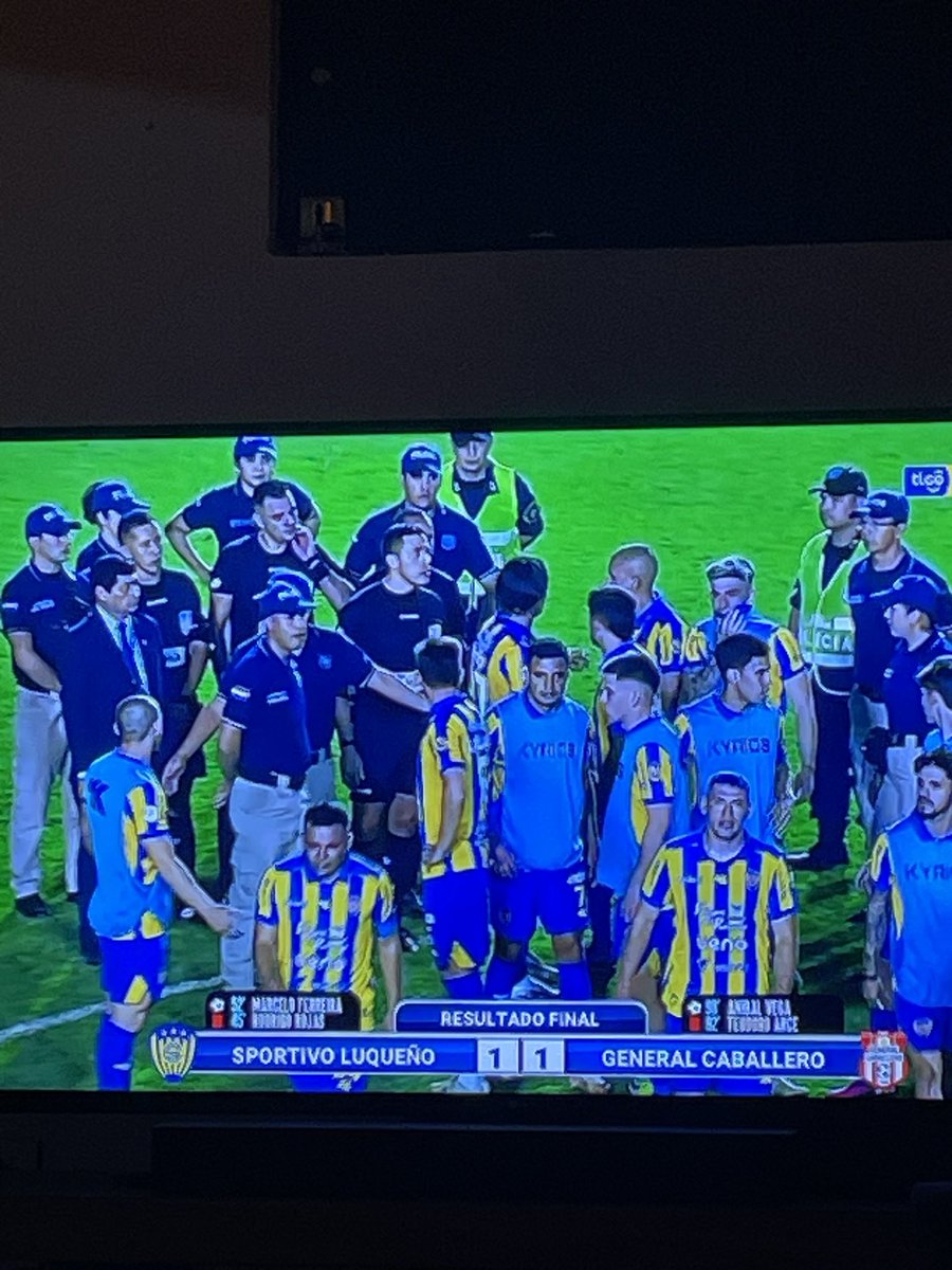 Cada 2 fechas un arbitro está terminando así un partido, una vergüenza