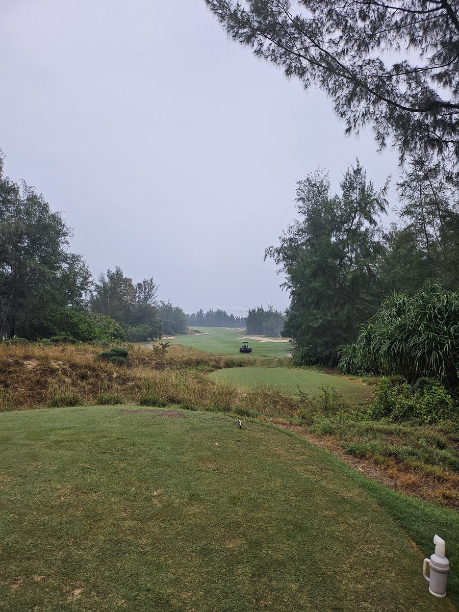 비오는 날 첫티 #다낭cc #골프
골프는 빚내서라도 친다 😅 물반고기반