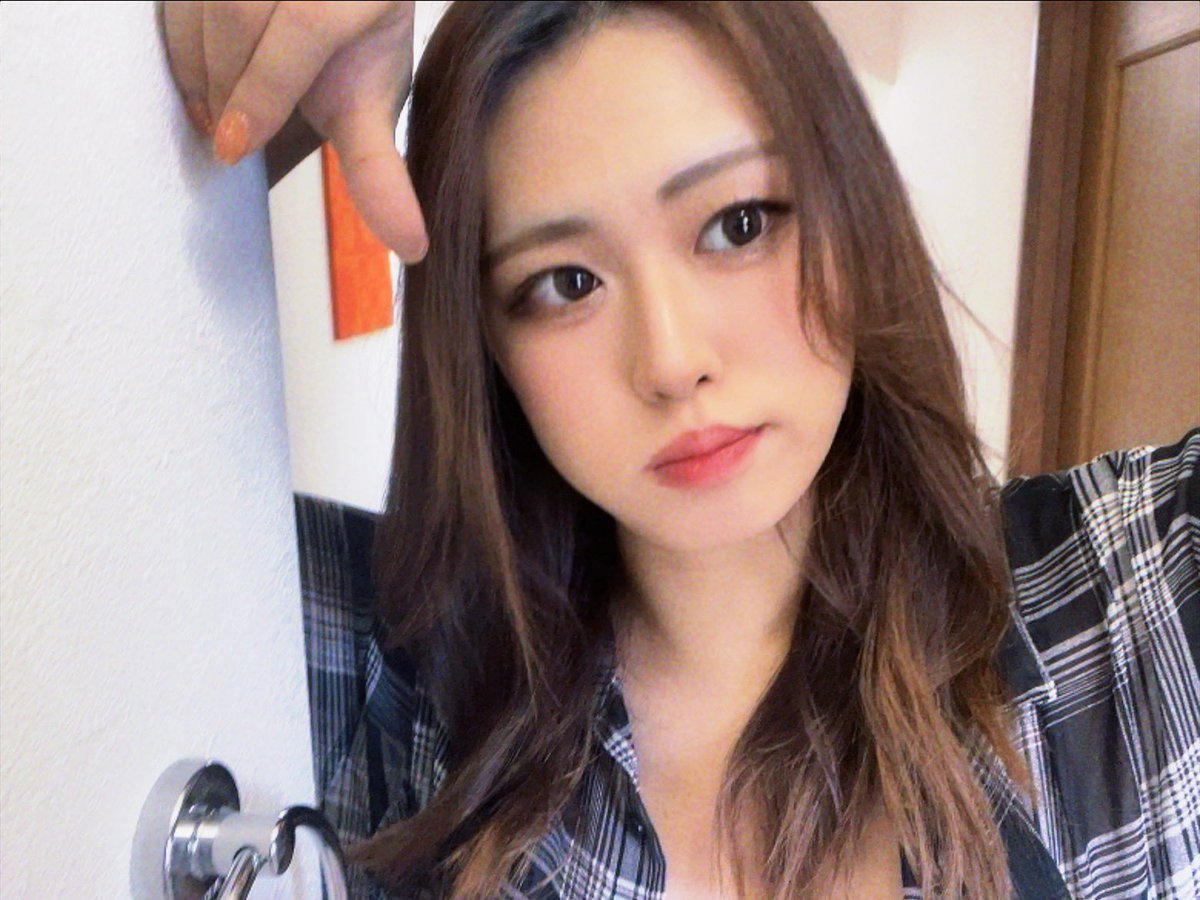 p_ie_n's tweet photo. たまにはナチュラル系なメイクも良き

ナチュラル顔面増やしていきたいな😌

本日も[13:00~22:00]いまーす
よろしくなにとぞー！🍼 https://t.co/5ogzCNeDC6