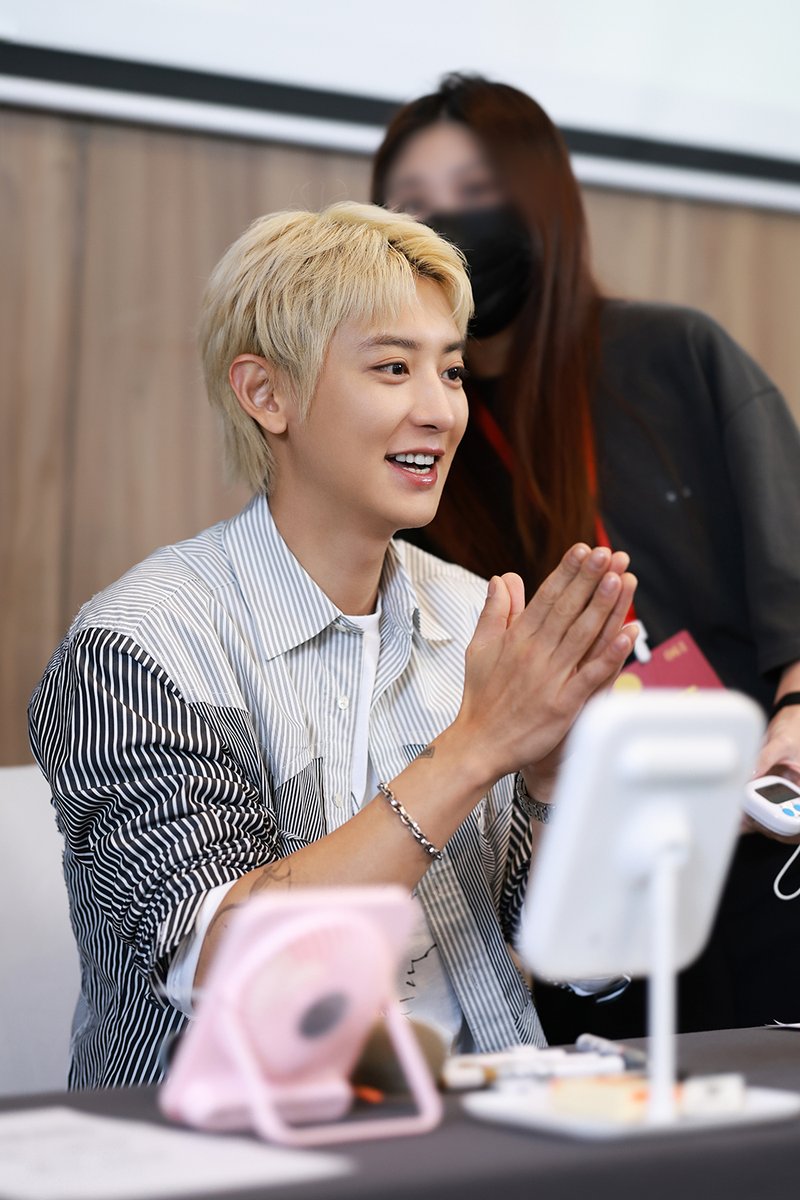 엑소 찬열, 굳건한 中 인기 입증! 첫 솔로 앨범 프로모션 화제!
팬사인회 + 일일카페 오픈! 현지 팬들과 추억 만들기 대성공!

m.entertain.naver.com/article/109/00…

#CHANYEOL #찬열
#EXO #엑소 #weareoneEXO
#BlackOut #CHANYEOL_BlackOut