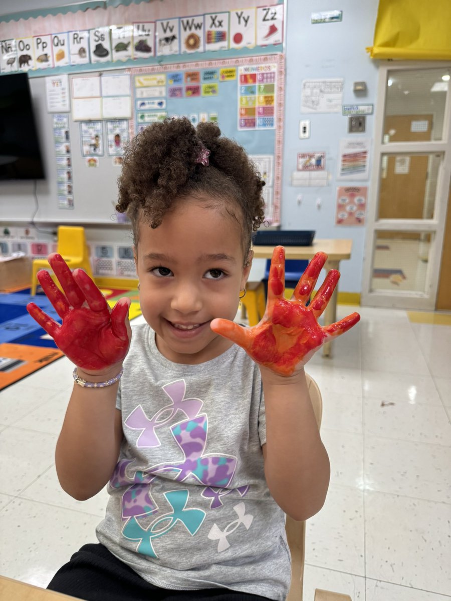 ¡Feliz otoño! Welcoming fall in our Dual Language Pre-K classroom with paint on our hands—making leaf art and talking about the changing colors. Learning through play and creativity! 🍁🖐️🍂 <a href="/MineolaUFSD/">Mineola UFSD</a> #mineolaproud