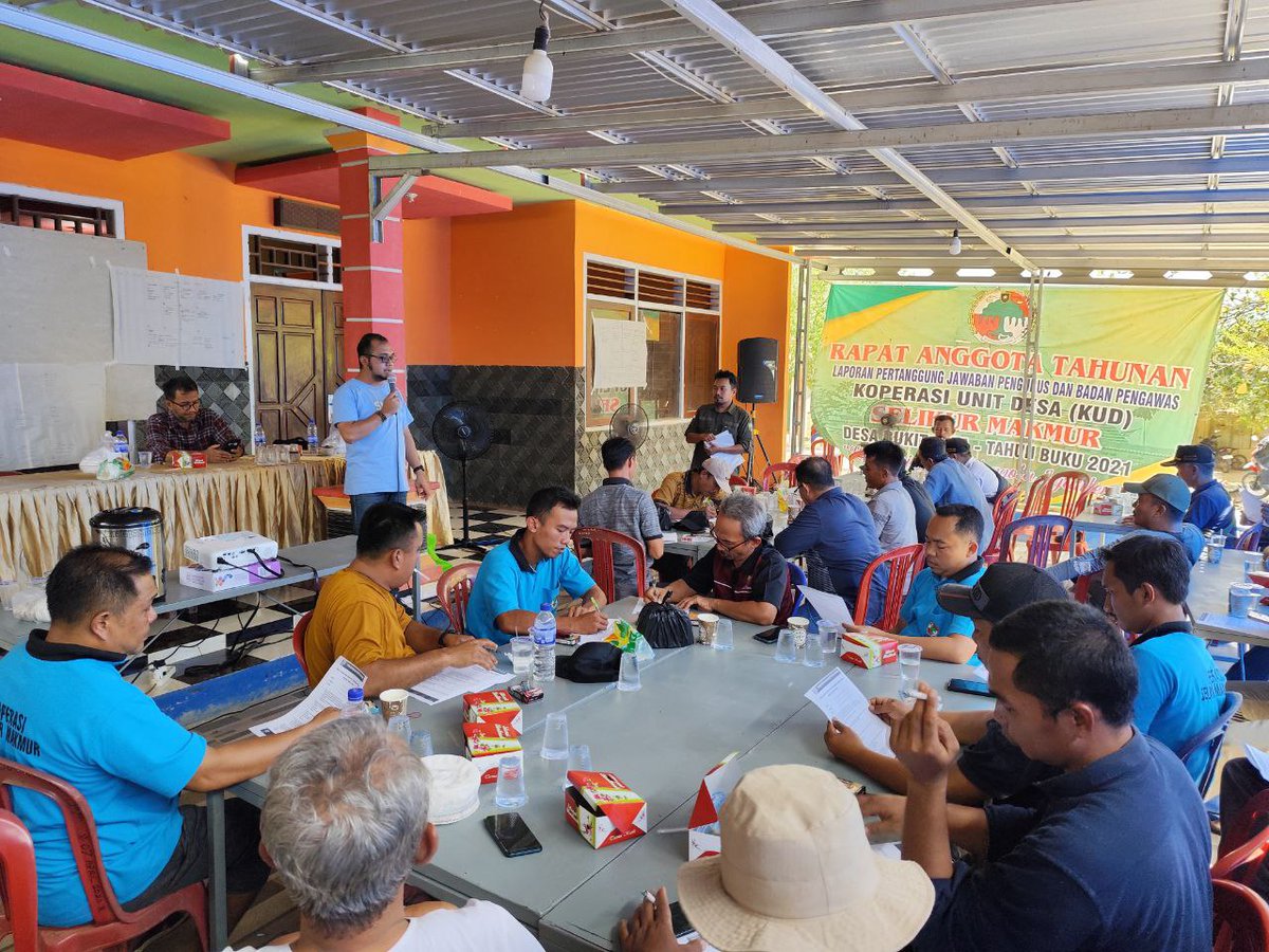 SNVIndonesia's tweet image. Last week, our #sustainable palm oil project in Jambi conducted a training for farmers' associations on developing composting businesses. This initiative encourages the use of organic compost, promoting #regenerativeagriculture practices  

📖(IDN):
hatirakyat.com/1751/lima-kope…