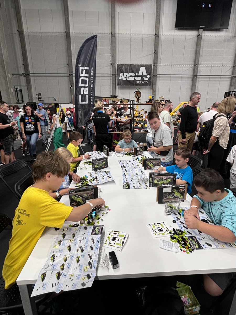 DOUBLEE_CaDA's tweet image. CaDA isn&apos;t just for adults! 🚀 At Poland&apos;s biggest building bricks event, young engineers were fully engaged—playing, learning, and having a great time! 🎉👷‍♂️ #cadabricks #klockon