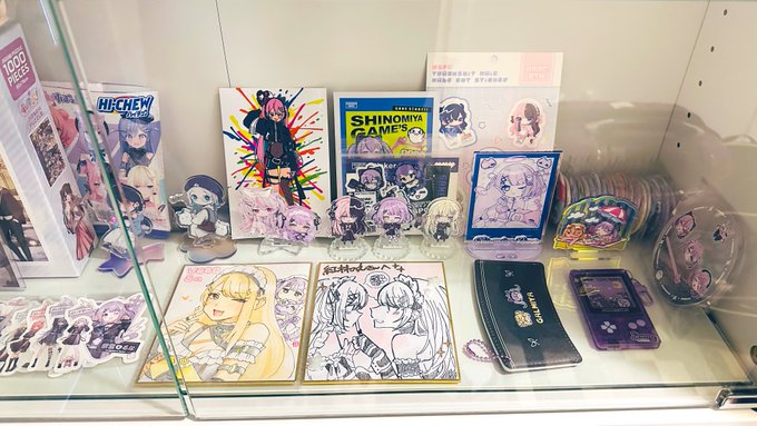 仮設VGGC8thゾーン、べにこさんのグッズリュックに付けたいけど外れて無くしたらどうしようという恐怖に慄いて一旦置くことにした...🥹 