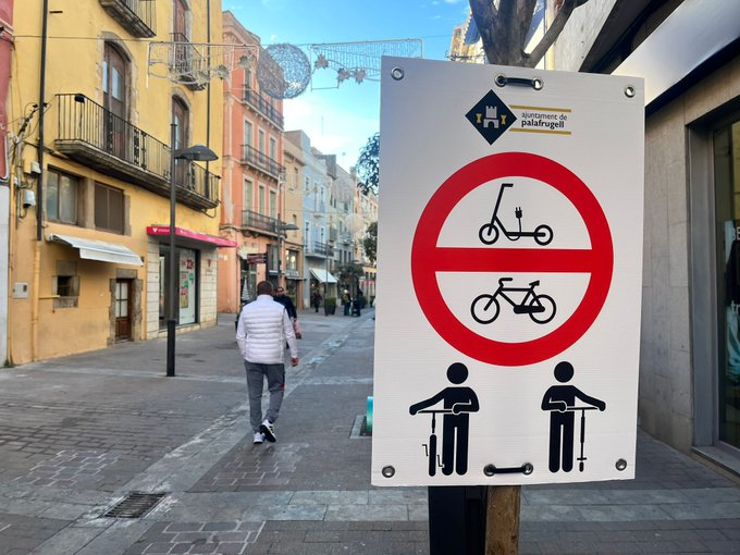 Nicia 🌍🚲🚋🚍🚇🚈🌳 (@terra_futur) on Twitter photo Els veïns i veïnes que fan servir la bici com a mitjà de transport no se'ls permet arribar fins als seus domicilis, els que es desplacen en cotxe o moto sí.
És un cas clar de discriminació de l'administració envers els més dèbils, el <a href="/sindicdegreuges/">Síndic de Greuges</a> hauria d'intervenir. Els veïns i veïnes que fan servir la bici com a mitjà de transport no se'ls permet arribar fins als seus domicilis, els que es desplacen en cotxe o moto sí.
És un cas clar de discriminació de l'administració envers els més dèbils, el <a href="/sindicdegreuges/">Síndic de Greuges</a> hauria d'intervenir.