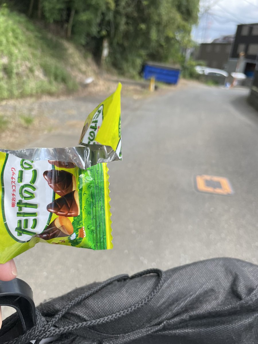 PbzyfOBJQCehmjs's tweet image. たけのこの里できのこ派を挑発しながら登校気持ちよすぎる。