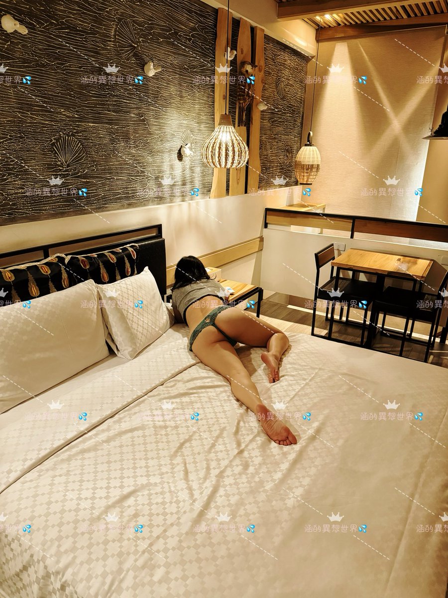 繼上次老公射兩次給我，
後續跟一對情侶相約摩鐵外見面。
見面雙方都覺得不錯，就直接開房。
稍微聊一下天，老公跟對方男生，
無話不談，要不是我說想泡澡了。
可能聊到退房都有可能😭
對於第一次認識的男生一起洗澡，
還是會害羞☺️
跟對方老公洗完澡泡泡，
就直接❤️
年輕鮮肉真好戰力十足。

未待續🤭