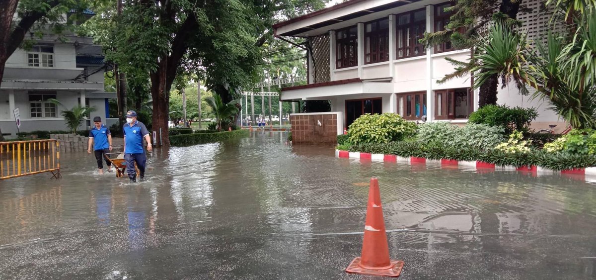 GBDJTJCGPMIj11F's tweet photo. ล่าสุดโรงเรียนปรินส์ก่อบ่าเหลือ ตอนนี้เส้นดารา-ปรินส์รถติดมากเพราะคนรีบมารับลูกกันเลย ซ้ำรอยปี 54 ไปอีก ปีนั้นน้ำท่วมก็ยังต้องไปเรียน 😅

#น้ําท่วม2567 #น้ําท่วมเชียงใหม่ #เชียงใหม่ https://t.co/H2qFYtkpgL