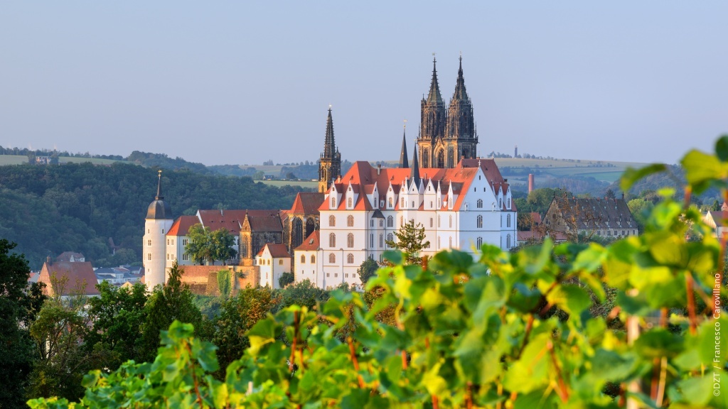 GermanyTravelJP's tweet photo. マイセン磁器の故郷、マイセンにある体験ワールドは工房見学やマイセン磁器でケーキをいただけるカフェなど楽しみが盛り沢山。
なんと、自分だけの作品を作れる絵付け体験もできるんですよ。
アルブレヒト城や中世の雰囲気が残る旧市街の散策もおすすめです。
https://t.co/ZW78O2Ikx9
#SimplyFeelGood https://t.co/aXssHgMYbl