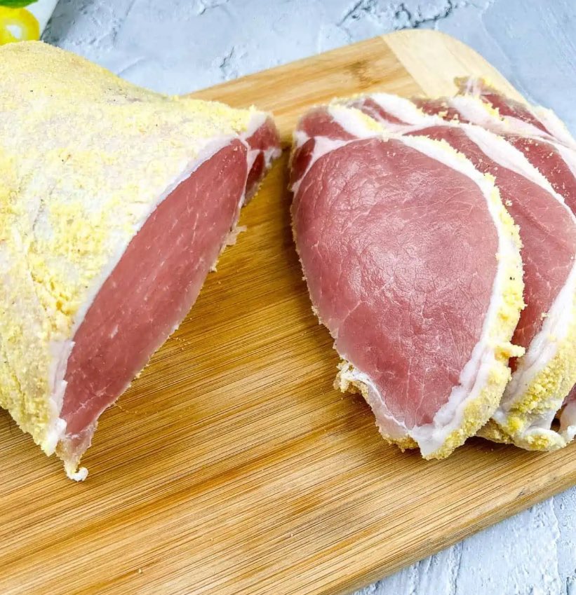 This is a public awareness message. This is not Canadian Bacon. The second picture is Canadian bacon.  The first is just ham and no one in Canada would call that Canadian bacon. The second is Peameal bacon 🇨🇦🥓made from a pork loin and wet cured. The difference is night and day.