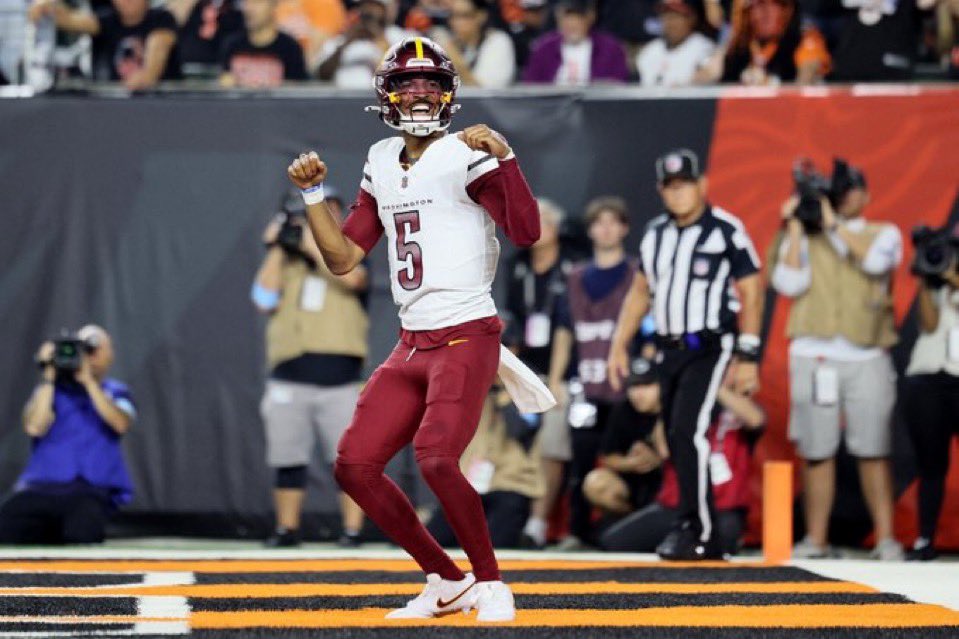DotsByDaniels's tweet photo. JAYDEN DANIELS TODAY:

-21/23 
-254 PASSING YARDS
-2 PASS TDs
-40 RUSH YARDS
-1 RUSH TD
-141.7 RTG
-SCORED ON EVERY POSSESSION, TDs ON 5/6 OF THEM
-WIN ON PRIMETIME 

MORE TOUCHDOWNS THAN INCOMPLETIONS. 

HE HAS ARRIVED. CROWN HIM 👑 https://t.co/HZoEUZYqIr