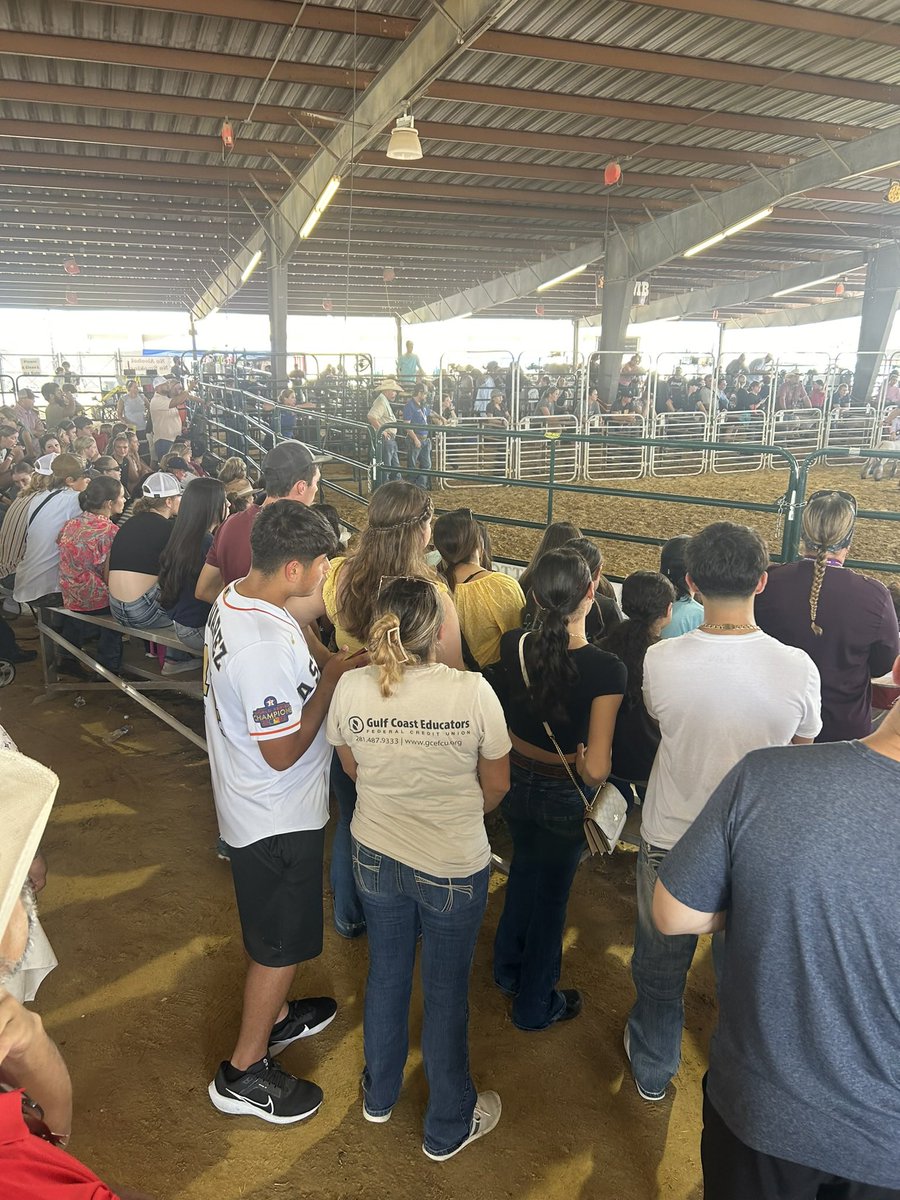 shyan_08's tweet photo. Football scouts other teams well so does FFA! Sunday we visited our new stomping for next year the Pasadena Show & Rodeo! Thankful for the opportunity to join this great show next year! #JacketNATION #FFALife @GPHS_GPISD @GalenaParkCTE @pasadenarodeotx https://t.co/lDY7qI89Yk