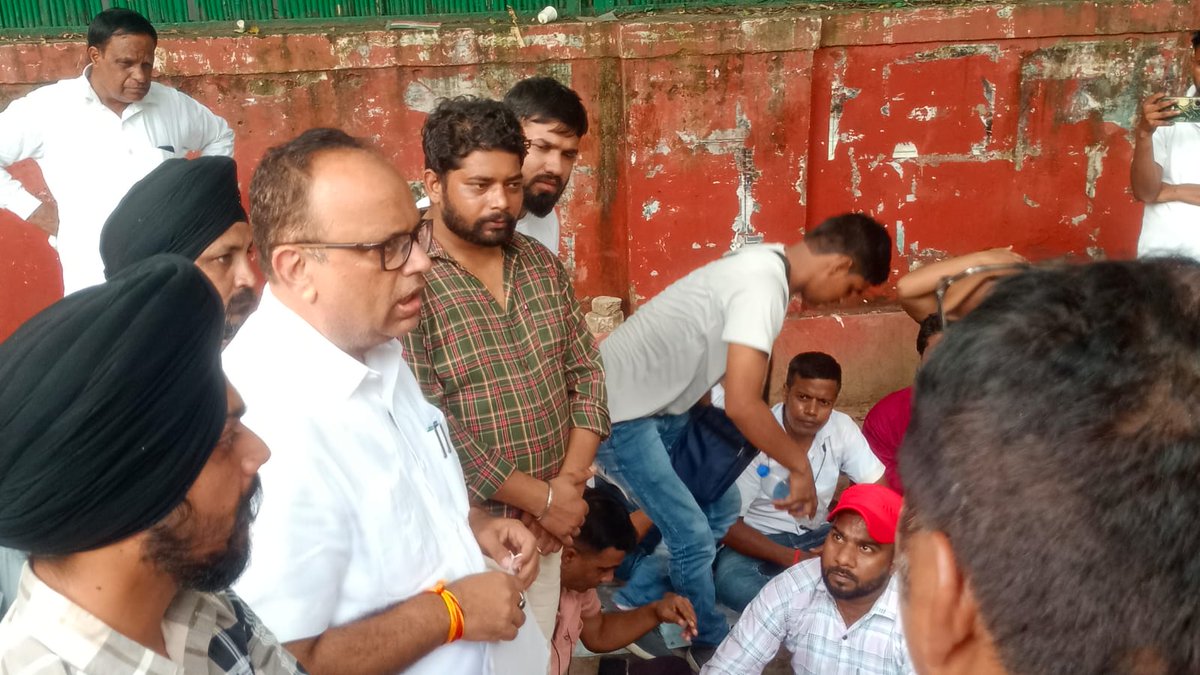 SHIVAMS86305117's tweet photo. हम अपना अधिकार लेकर रहेंगे, रेल अप्रेंटिश जिंदाबाद। 
जीएम पॉवर लागू करो।
@AshwiniVaishnaw https://t.co/DlO1WXWl85
