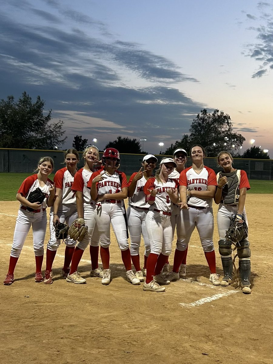 Grace_08catcher's tweet photo. Hyde Park with another win. #fallball #gettingreps @AthleticsHP @KyrinnVaughan10 @kylieyeager2028 @EllisFellin @AWoydziak2028 https://t.co/uKyc74xQCn
