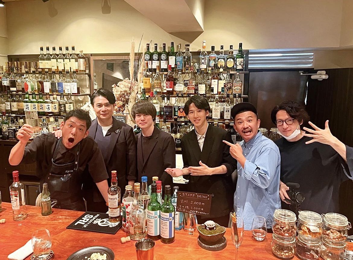 RieYosiNobu's tweet photo. 9.23(月)BAR830にて、吉村さんの一日店長の日でした。美味しいお酒とイシバシハザマの硲(ハザマ)さん手作りの旨い肴、そして何よりも楽しい会話が弾む一時…最高でした。830は気軽に立ち寄れる居心地の良い素敵なBARです。是非、皆さんも足を運んでみて下さい〜。
https://t.co/7x4ACkN9GM
#BAR830 https://t.co/IU95USo3M8
