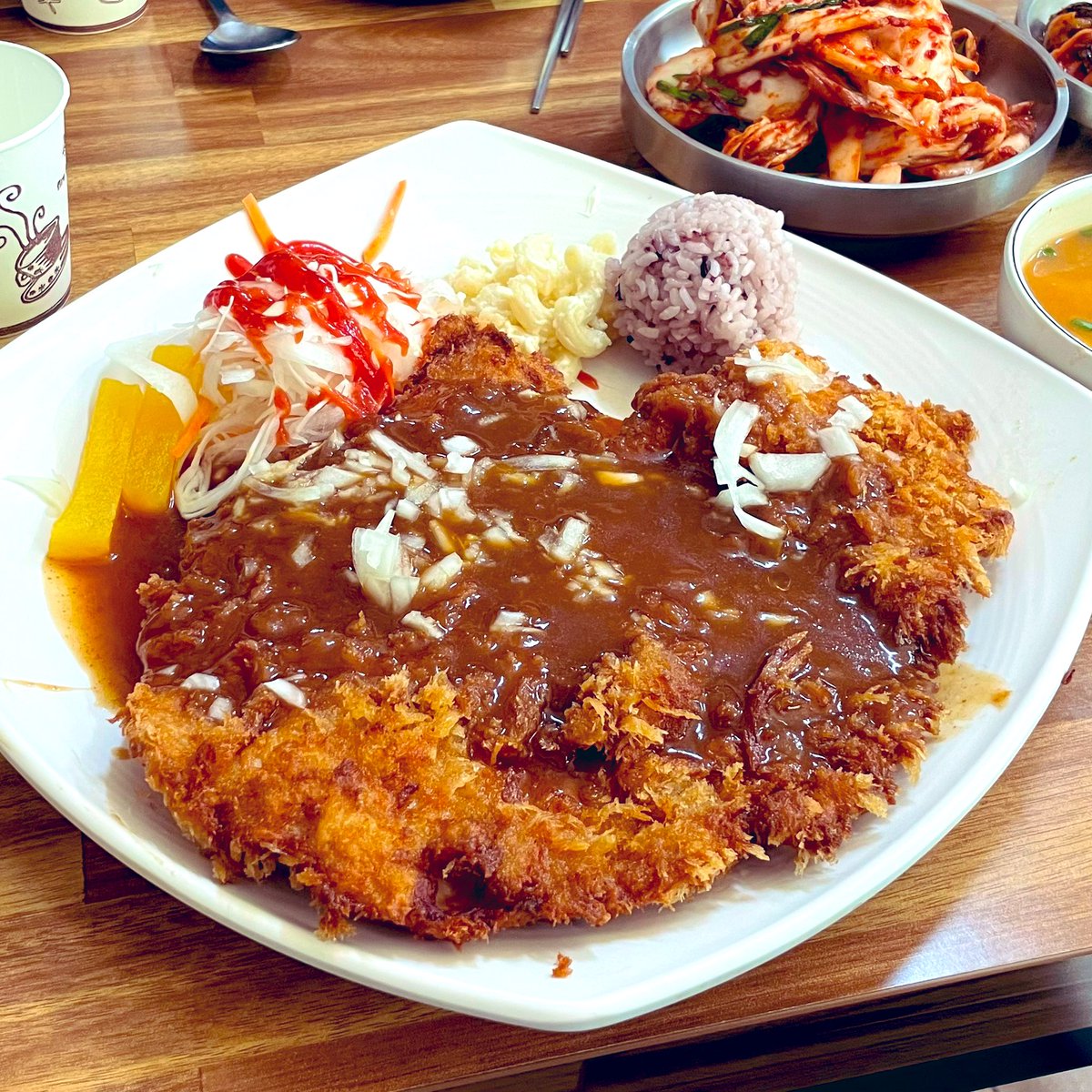 nomad0691's tweet image. 오랫만에 칼국수집 동까스😋