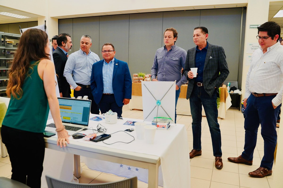 CesarIvan2018's tweet photo. Una sincera felicitación a los emprendedores que participaron hoy en la Expo Pymes Universitaria 2024 en la UTSLRC. Vamos por impulsar juntos el desarrollo económico de nuestra ciudad🙌🏻, muchas gracias por la invitación. @AytodeSlrc 
#HagamosQueSuceda 👨‍💼👩🏻‍🍳 #PorAmorASanLuis ♥️ https://t.co/rcRxNz1AXn