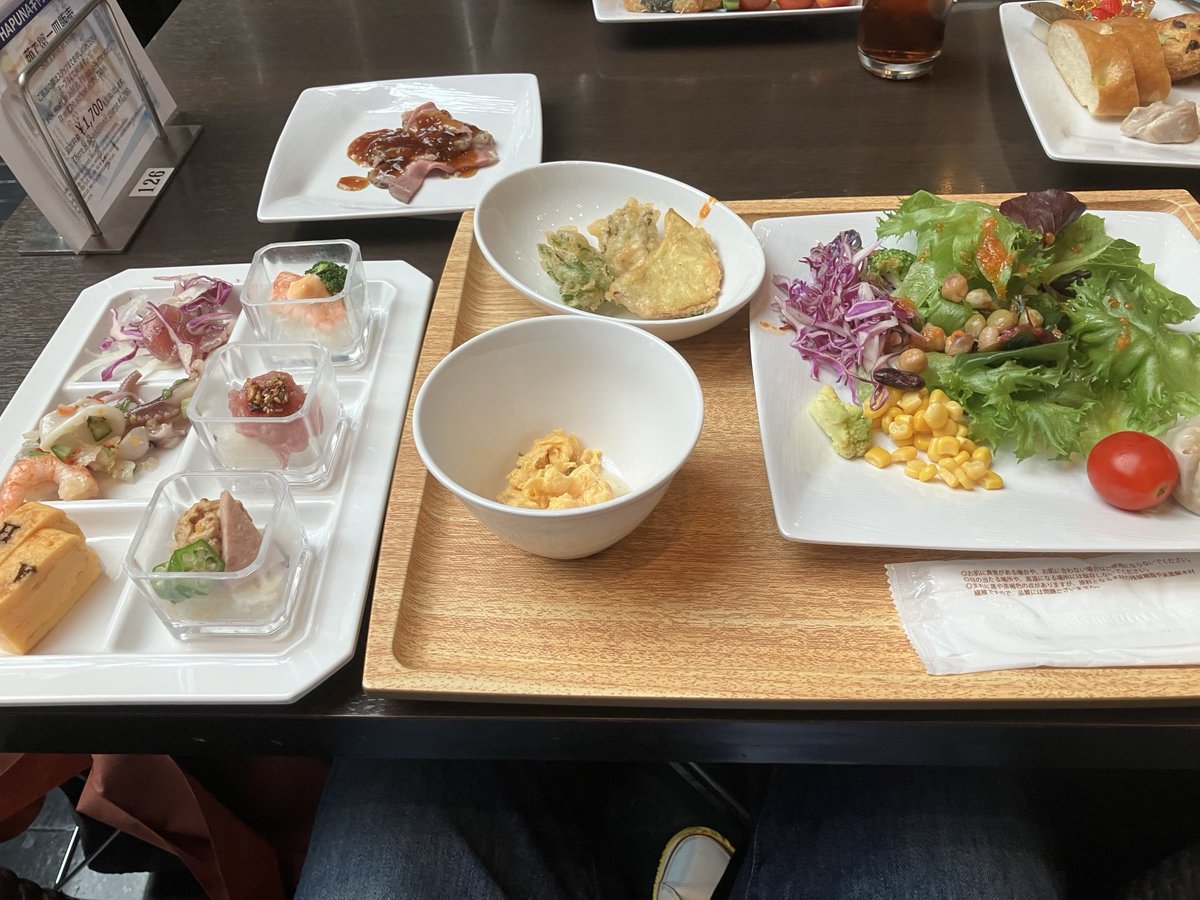 chidori7575's tweet image. 両親を連れてランチブッフェを堪能。ローストビーフ🍖シーフードカレー🦐デザート🍰は最高。食べすぎてお腹が苦しい😖笑。スタッフの方の対応も行き届いた素晴らしいレストランでした。
#HAPUNA
#品川プリンスホテル