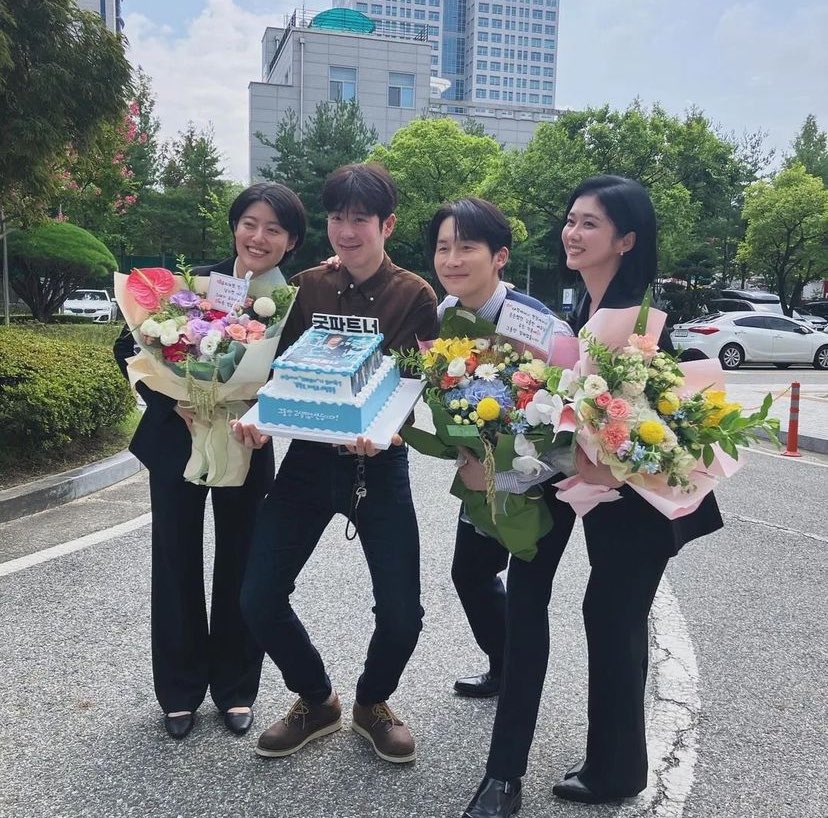 the men bending their knees to match the height of the ladies😭 my tall men. a little gesture but so thoughtful and adorable🥹 

#GoodPartner #JangNara #NamJiHyun #KimJunhan #PyoJiHoon