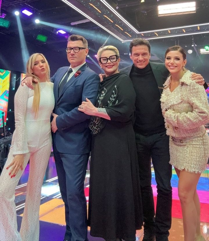 Fotones que reflejan una noche espectacular en #Los8EscalonesDeLos3Millones 👋🏼
<a href="/Carmen_LaLeona/">Carmen Luz Barbieri</a> <a href="/DanielRetamozo/">Daniel Retamozo</a> <a href="/evange_anderson/">Evy</a> <a href="/NazaDiSerio/">𝐍𝐚𝐳𝐚𝐫𝐞𝐧𝐚 ✨️</a> <a href="/OliveriGabriel/">Queridisimo Truman</a>