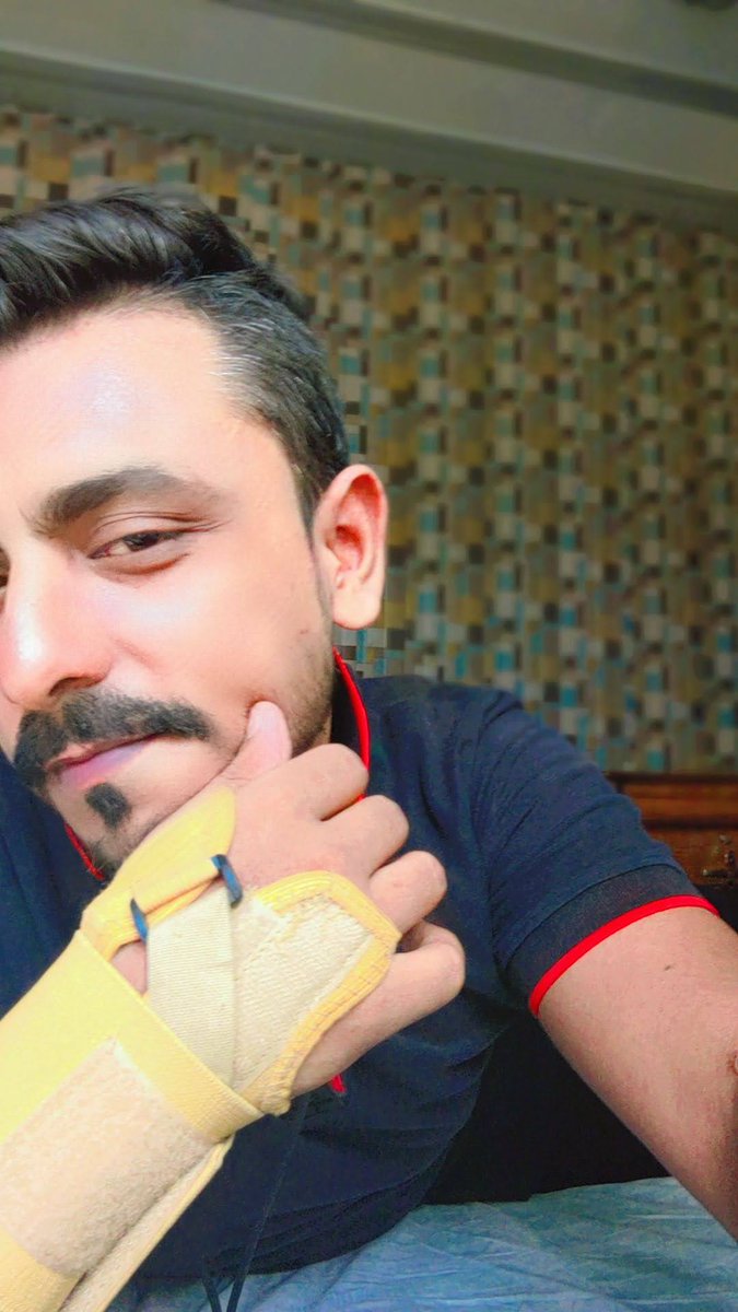 Lpfreakkk's tweet photo. Good Morning from ,A broken hand, Heavy Eye bags, and a mentally disturbed person. https://t.co/HsWEtnOhT1