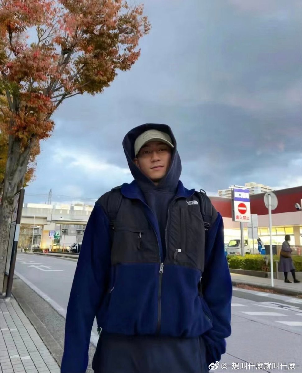 xaiverax's tweet photo. remember when shun got hair cut when he walked alone that night? when he opened his phone and dai picture slightly appeared on his phone screen. it might this picture of dai is shun’s phone wallpaper. baby shun is head over heels for his man 🤭

#DaiShun https://t.co/DgCn4fduyu