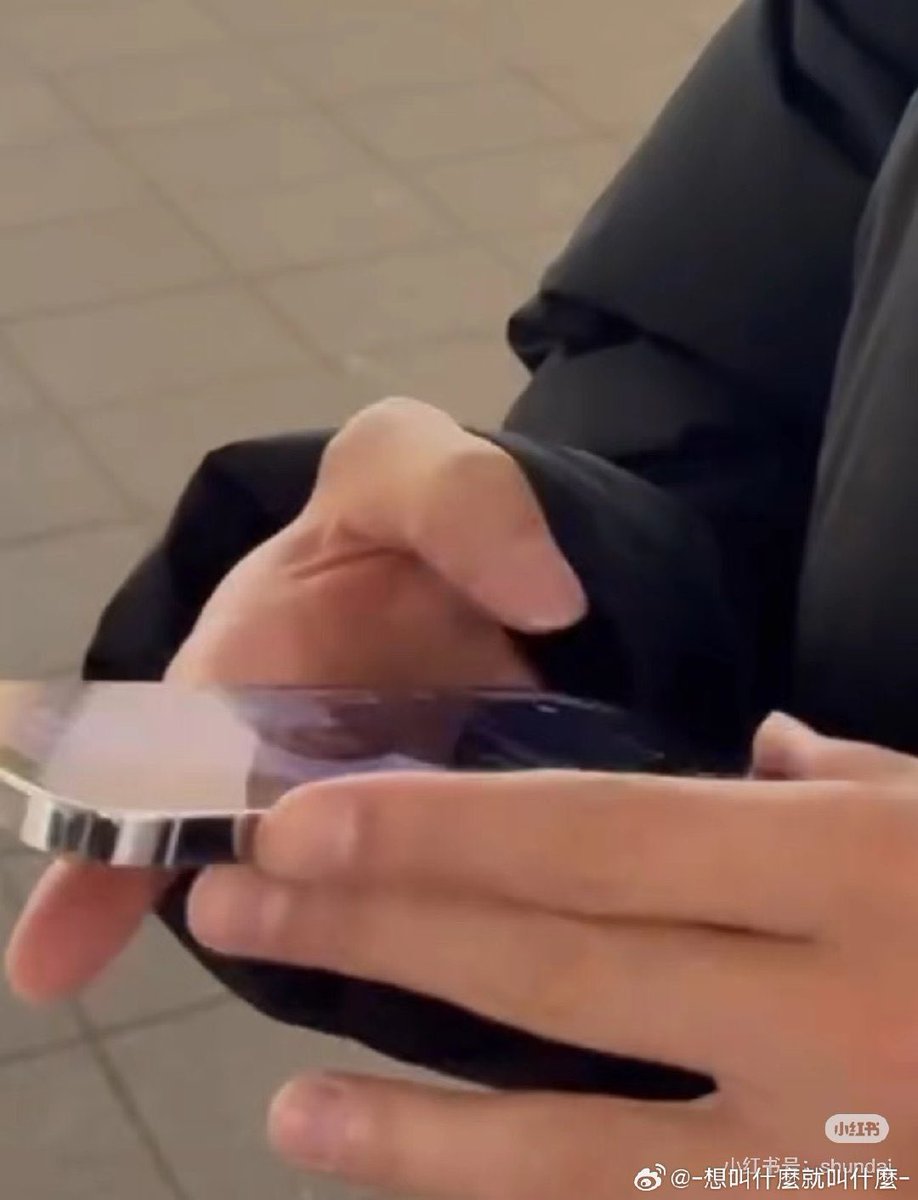 xaiverax's tweet photo. remember when shun got hair cut when he walked alone that night? when he opened his phone and dai picture slightly appeared on his phone screen. it might this picture of dai is shun’s phone wallpaper. baby shun is head over heels for his man 🤭

#DaiShun https://t.co/DgCn4fduyu