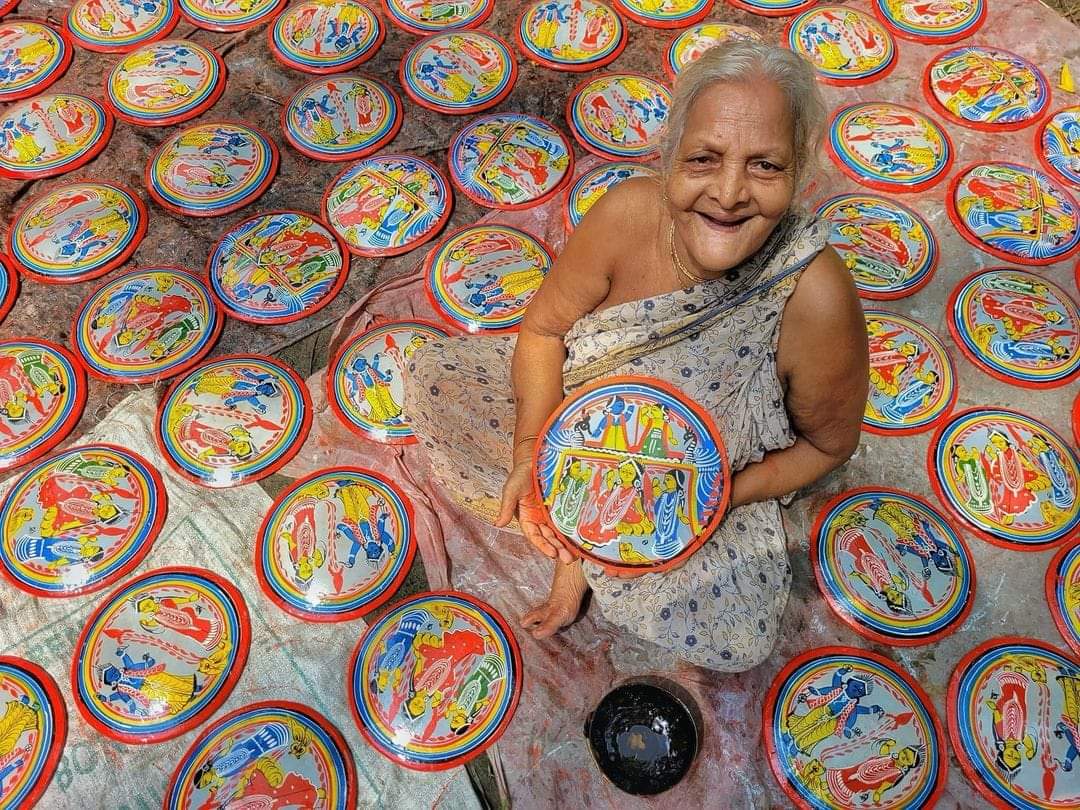 arpita_dg's tweet photo. Somewhere in West Bengal. 
An old artisan shows her Durga Patachitra with a smile that she is getting ready for the Durga Puja. Salute to her skill and spirit. ❤️😊🙏 https://t.co/WdycW1YdTj