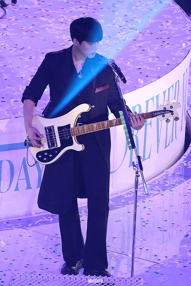 맨꼭대기에서봐도 영현이 잘생긴게 너무 잘 보임