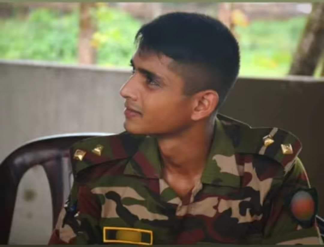 basherkella's tweet photo. কক্সবাজারে যৌথ অভিযানের সময় দুর্বৃত্তের ছুরিকাঘাতে সেনা কর্মকর্তা লেফটেন্যান্ট তানজিম সারোয়ার নিহত হয়েছেন।

#Bangladesh #BDArmy #BangladeshArmy #CoxsBazar https://t.co/CjcF1EVIhU