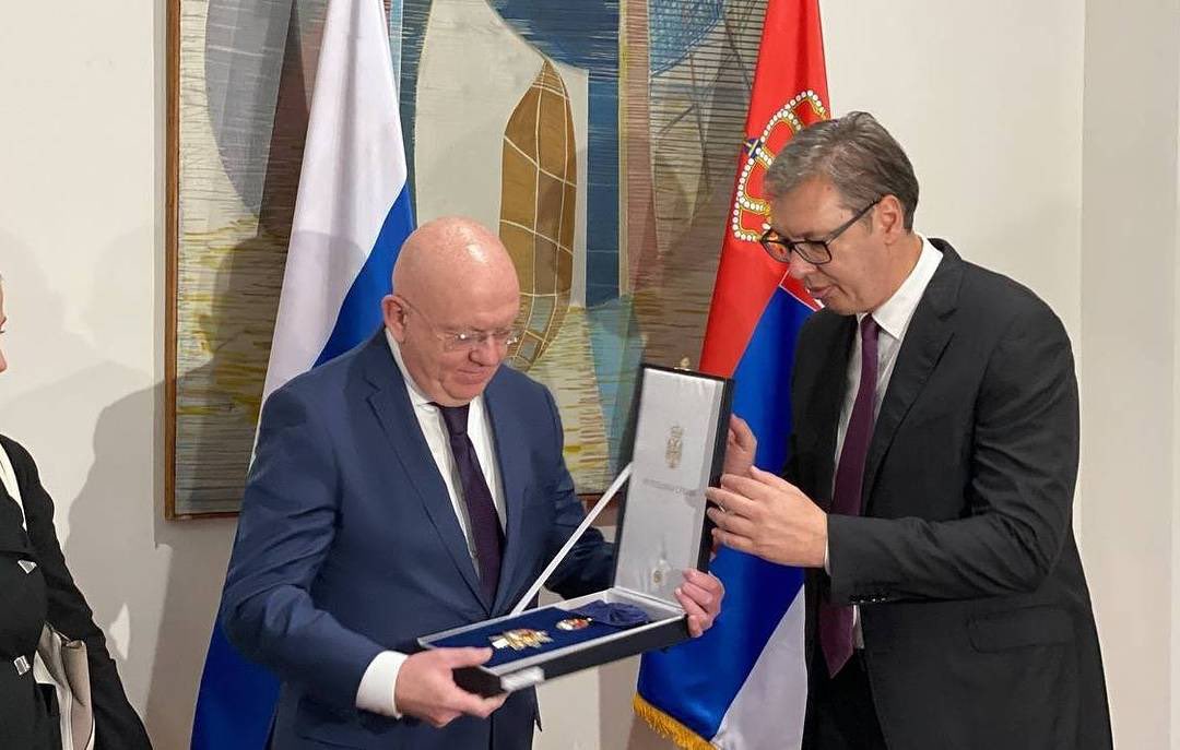 KubaBielamowicz's tweet image. At #UNGA79 in New York, Serbia’s president Vucic decorates Russian ambassador to the UN Vasily Nebenzya with the Order of the Serbian Flag, the country’s highest distinction, for having voted against the UNGA resolution on the 1995 Srebrenica Genocide by Serb nationalist forces.