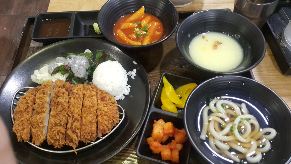 Leehyun67091508's tweet image. 주섬주섬.