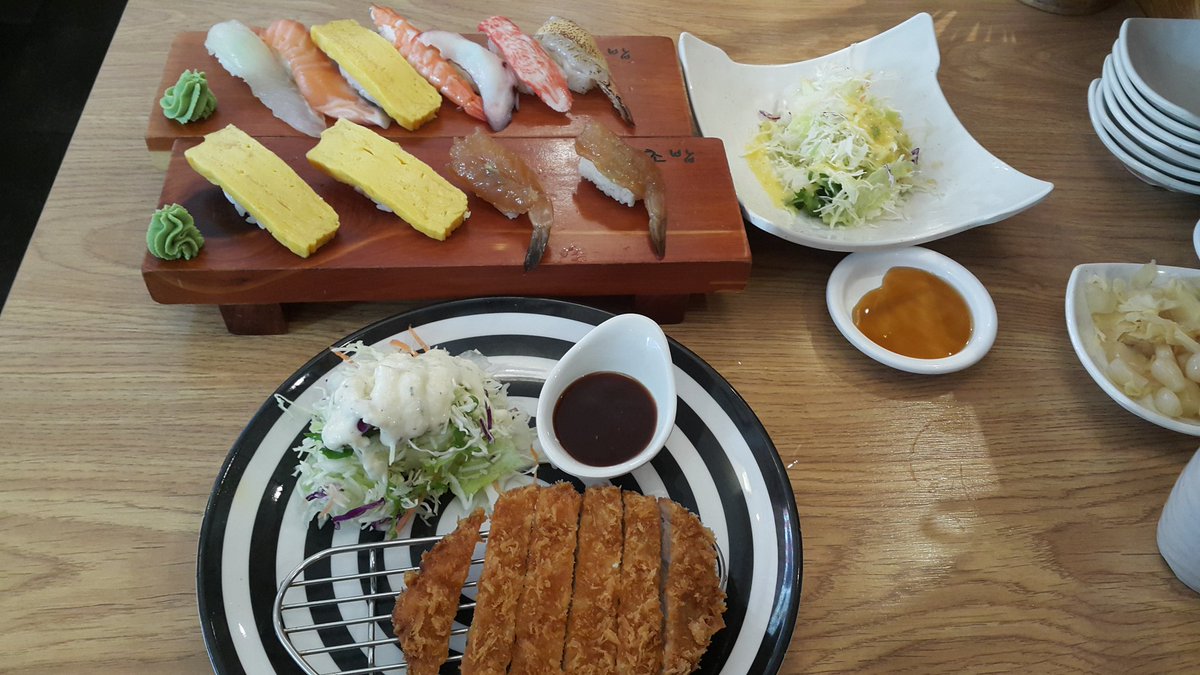 Leehyun67091508's tweet image. 주섬주섬.