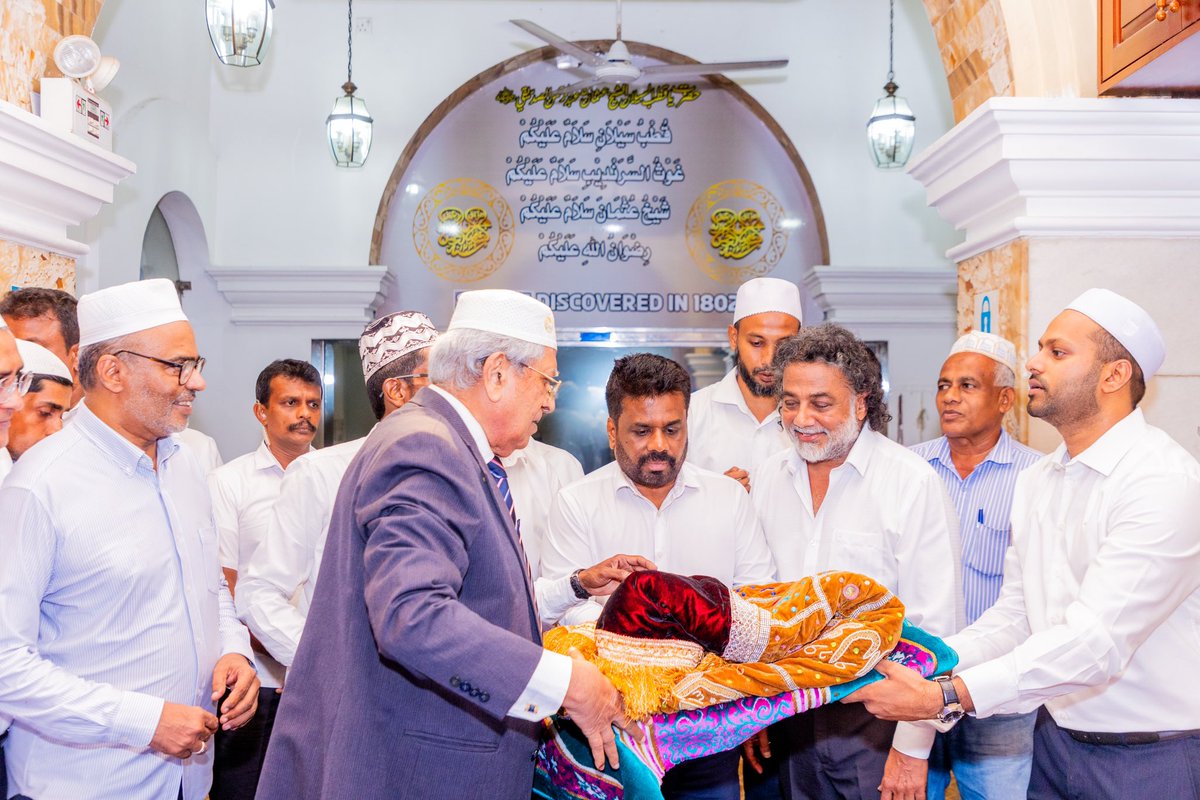 anuradisanayake's tweet photo. After assuming duties, I met Maulavis at Dawatagaha mosque in Colombo yesterday (23). https://t.co/1RnAiJ1Otr
