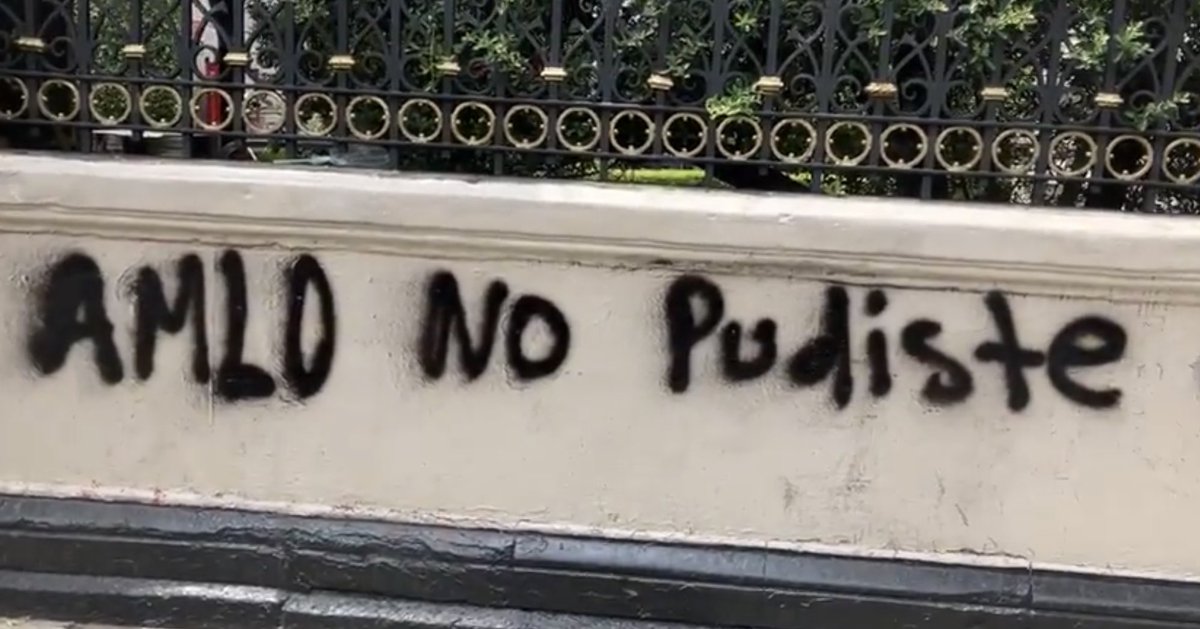 Hoy en SEGOB los normalistas dejaron este mensaje

AMLO no pudiste (con los 43)