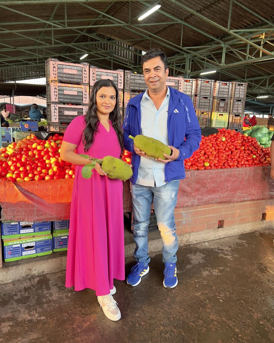It’s a crisp morning here in Verulam, and we’re surrounded by the fresh and fragrant fruit &amp; veggies! 

Happy #HeritageDay! 🇿🇦

🌶️🌽🍅🍆🍎🍐🍌

#LotusFM #ShareTheExperience #HeritageDay #THEBREAKFASTEXPRESS
