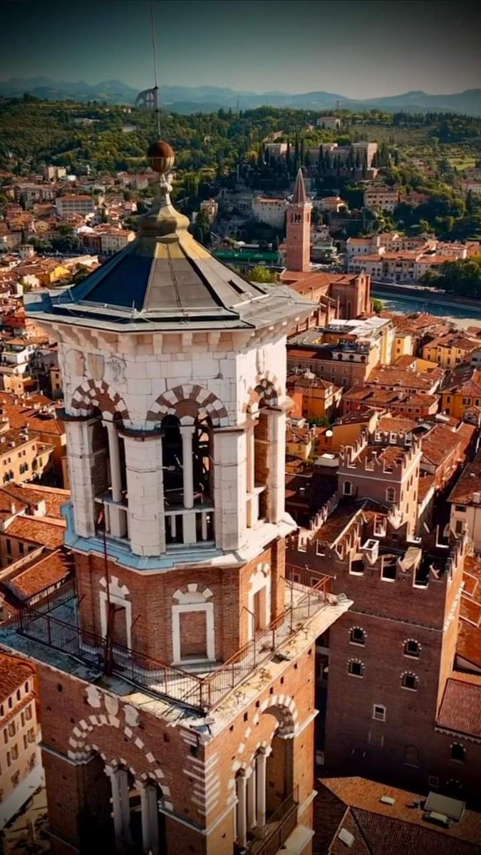 Buongiorno Verona e buon martedì a tutti voi 👋 👋 👋

Oggi caffè con vista Torre dei Lamberti
