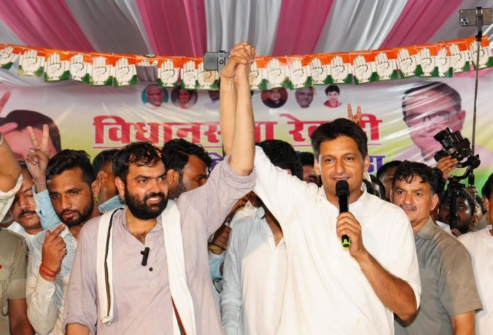 DeependerSHooda's tweet photo. रेवाड़ी विधानसभा से कांग्रेस प्रत्याशी भाई @Chiranjeev_INC जी के समर्थन में गांव जाट सायरवास में चुनावी जनसभा को संबोधित किया और उन्हें पुनः विधानसभा में भेजने की अपील की।

देर रात तक कार्यक्रमों में मिल रहा अपार जनसमर्थन इस बात का प्रतीक है कि प्रदेश में परिवर्तन तय है।

भाजपा जा रही है और कांग्रेस आ रही है!