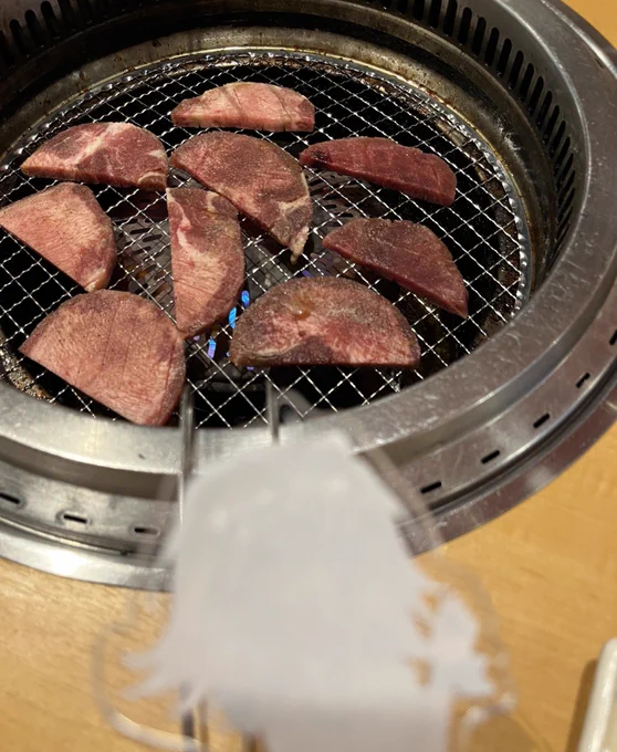 獅白ぼたんさん、焼肉きんぐさんですよ焼肉きんぐさん、獅白ぼたんさんですよ 