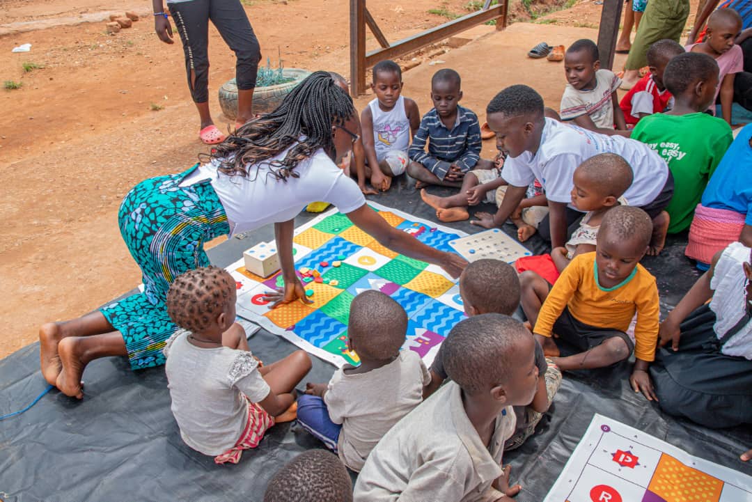 ReadtoLearn01's tweet image. We reached over 127 children through hands-on activities that made learning fun! These children are now equipped with foundational skills for the digital age. What a joy to see their enthusiasm! #FutureLeaders #TinyTechiesUG
