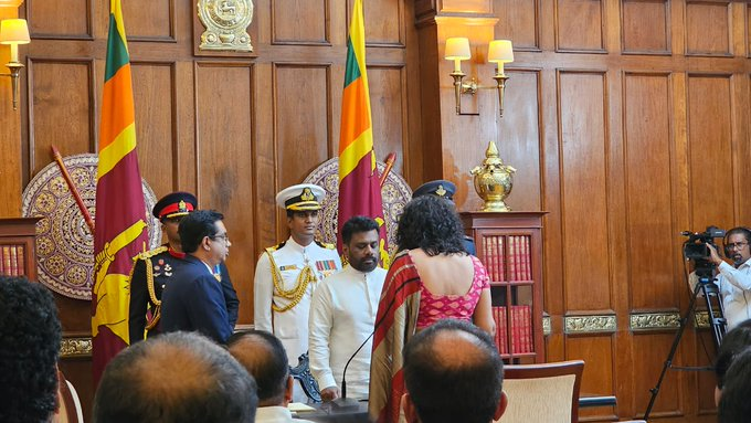 Risathac's tweet photo. RT @SivaRamasami: பிரதமர் பதவியை பொறுப்பேற்றார் பாராளுமன்ற உறுப்பினர் ஹரிணி அமரசூரிய . https://t.co/lYFfvyMkMH