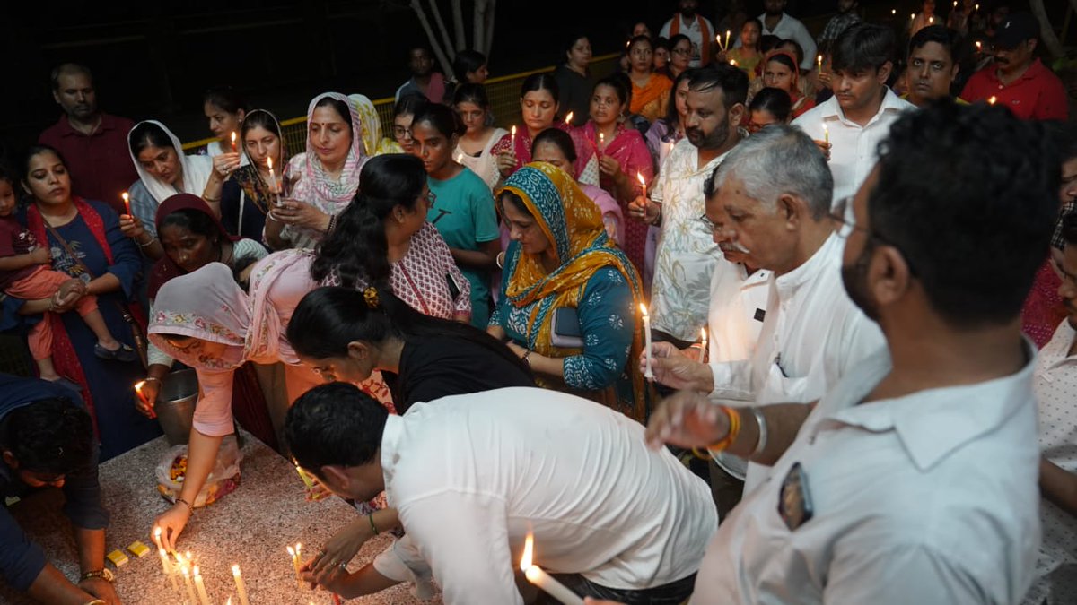 kumudnirakesh's tweet photo. हमारी प्यारी बेटी ख्याति के न्याय की मांग के लिए कैंडल मार्च में शामिल हुई। 9 साल की मासूम बच्ची के साथ जो अन्याय हुआ, वह दिल दहला देने वाला है। इस लड़ाई में आपका समर्थन बेहद जरूरी है। आइए, हम सब एकजुट होकर ख्याति के लिए न्याय की आवाज़ बुलंद करें।

#लड़ेंगेजीतेंगे #बाल्टी https://t.co/jPumSNGejo