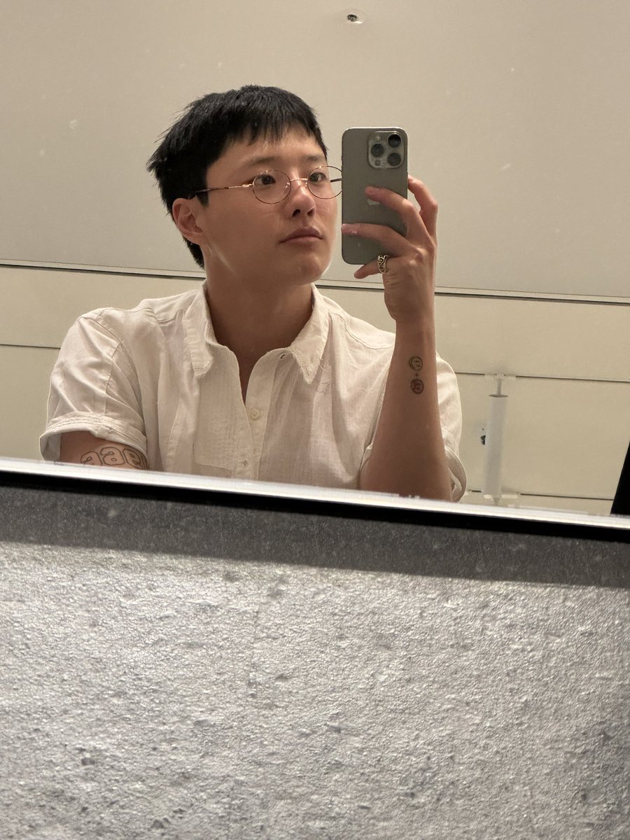 난 이제 가볼건데 선물 주고 가도록 할게 무즈 요즘 일교차가 좀 있는데 옷 잘 챙겨서 입구다니고 감기 조심하구 이번주도 벌써 화요일이 끝났군 다들 맛있는 저녁먹구 화이팅이야 알랍유❤️