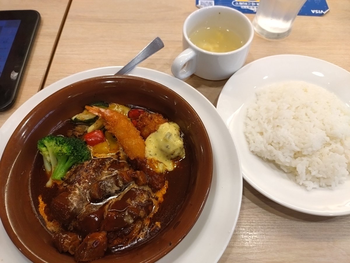 onsentamatama's tweet photo. 骨折62日目
１ヶ月ぶりの診察。よく見ると(？)医師は若くてイケメンだったww
レントゲンでは順調に回復中、あと１ヶ��くらいかな。毎週リハビリ通ってるし、トシだから治りが遅い、てこともなさそう。11時過ぎにガストで早めのランチ。天神橋筋商店街はいろんな店がある。次回は絶対昼飲みしよう！ https://t.co/KdUYuFifGy