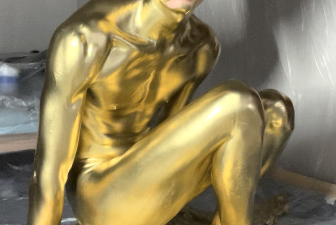 めちゃくちゃ金粉かぶった時の自分の見て興奮してる