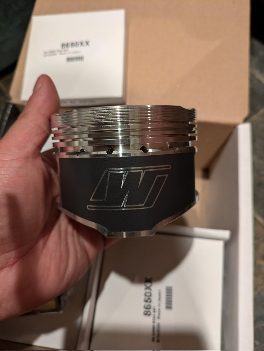 hatano_evo's tweet image. ｴﾍｴﾍｴﾍﾍﾍ (𓃊ↁ冫)ﾆ
ついに待ってたワイセコのピストン来たよ〜！
これでほぼ主要部品は揃った！
これで俺のランエボは復活する予定！
てかワイセコのピストンカッコよすぎる( ᎔˘꒳˘᎔)️♡
さぁ！エンジン組むぞ！いよいよ俺らの本領発揮！
 #ランエボ
#wiseco 
  #CP9A
 #4g63